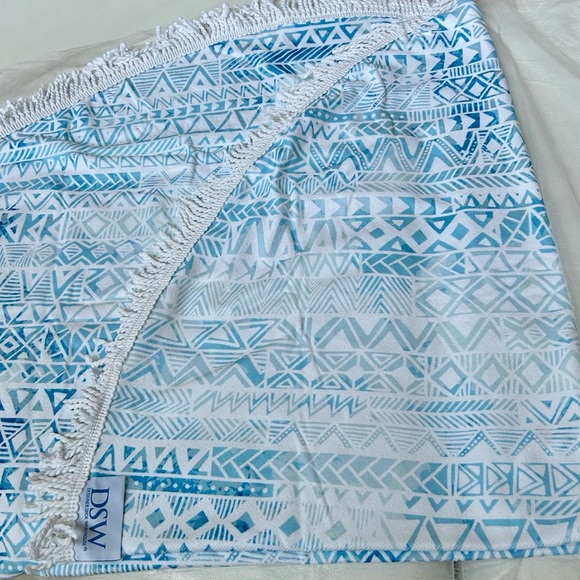 DSW Blue and White Circular Fringed Blanket - Picture 2 of 6